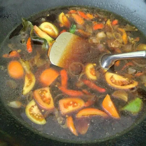 Tambahkan kecap manis, kaldu dan lada bubuk. Aduk dan koreksi rasa. Tunggu hingga kuah mendidih.