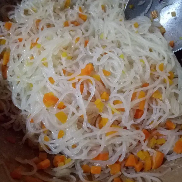 Masukan bihun dan wortel, beri garam, merica, dan kaldu bubuk aduk rata.