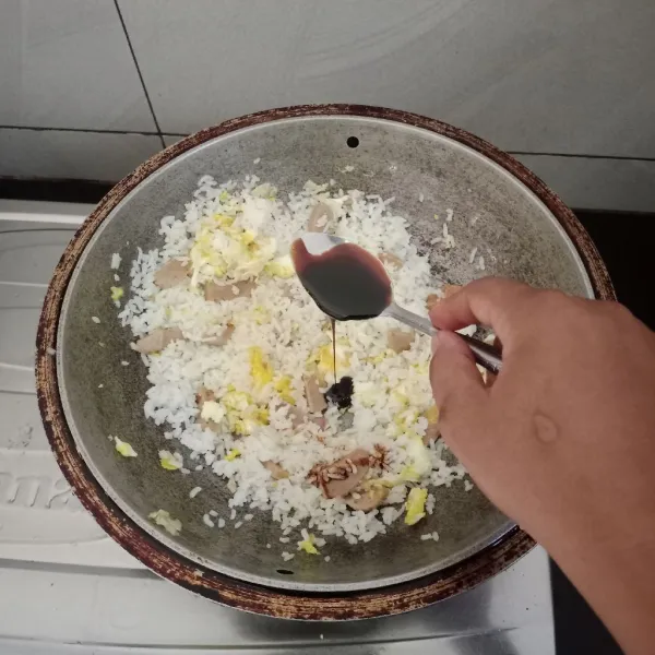 Tambahkan nasi. Bumbui dengan penyedap, garam dan kecap. Tes rasa.