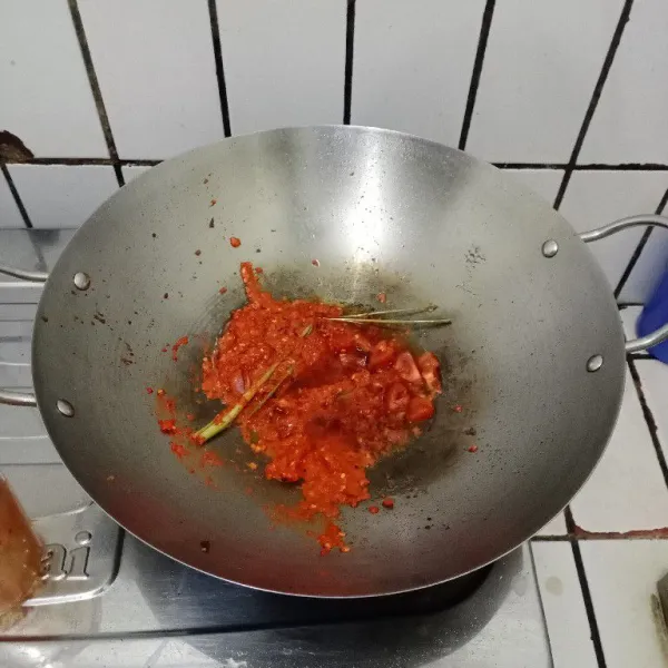 Tumis bumbu halus sampai harum. Masukkan sereh & daun jeruk. Aduk.