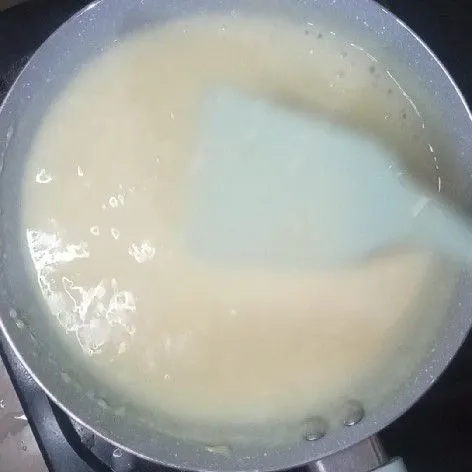 Tuang susu cair secara perlahan kemudian air kaldu ayam. Aduk dan masak sampai mendidih.