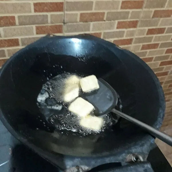 Goreng tahu hingga matang, tiriskan.