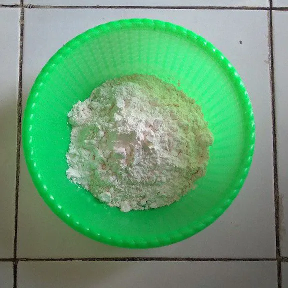 Campur tepung terigu dan tepung maizena.