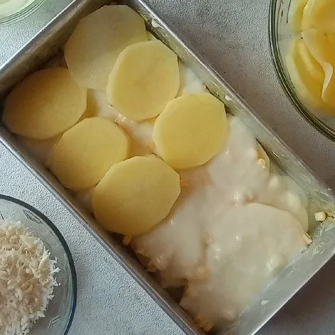 Siram dengan saus bechamel, susun lagi kentang - jagung - saus bechamel.