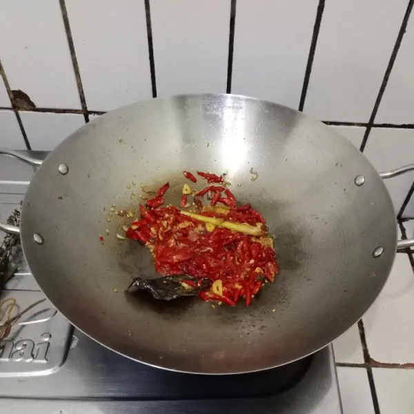 Masak terus sambil diaduk hingga cabe matang dan koreksi rasa. Siap dinikmati.