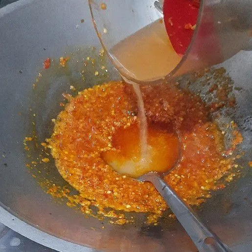 Tuang air masak hingga mendidih.