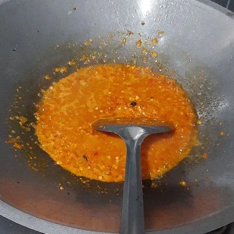 Haluskan duo cabe, tomat, dan bawang lalu panaskan minyak secukupnya kemudian masukkan bumbu aduk rata masak hingga bumbu harum.