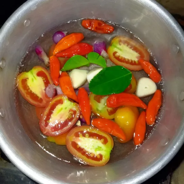Siapkan panci, rebus air, kemudian masukkan tomat, cabai bawang dan daun jeruk.