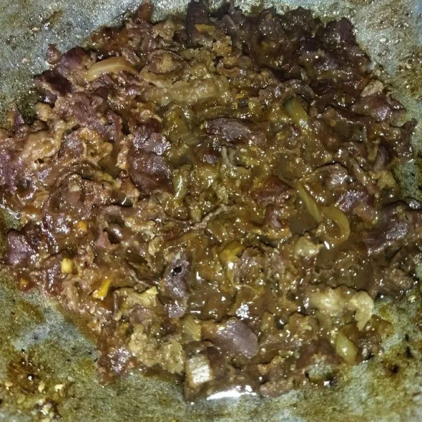 Tambahkan air, masak hingga airnya menyusut, koreksi rasanya, angkat lalu sajikan.