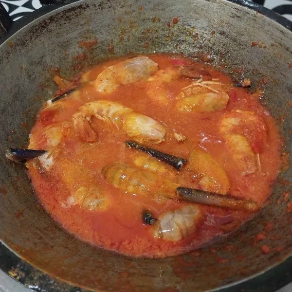 Masukan udang. Tunggu sampai semua bumbu menyerap dan matang.