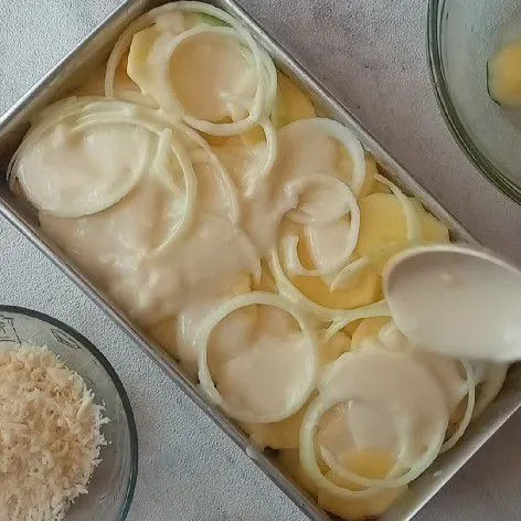 Lapisan terakhir, kentang - bombay dan siram dengan saus bechamel.