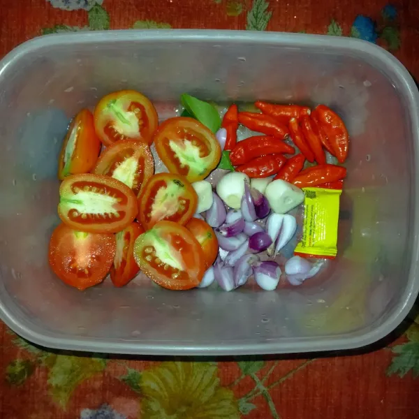 Potong tomat, bawang merah dan bawang putih.