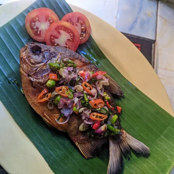 Tuang sambal matah keatas ikan goreng,dan siap dihidangkan.