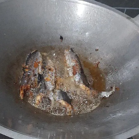 Goreng ikan hingga matang.