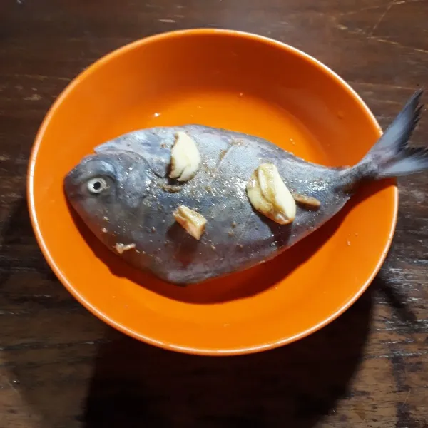 Lumuri ikan dengan bumbu step 2, diamkan 15 menit.