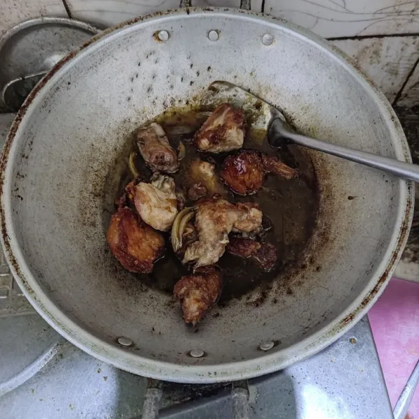 Masukkan ayam goreng. Aduk rata lalu beri air.