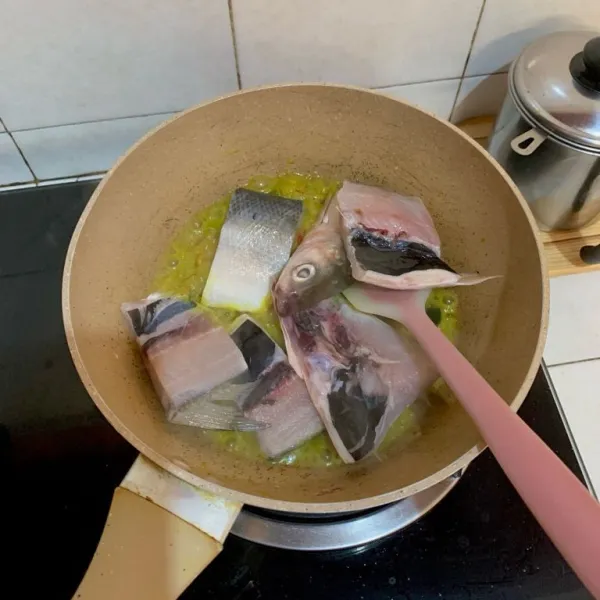 Tumis sebentar ikan bandeng yang sudah dipotong dan dibersihkan.