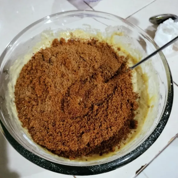 Masukkan brown sugar dan choco chips. Mix hingga tercampur rata.
