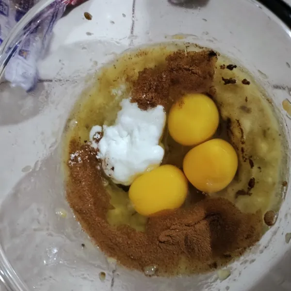 Tambahkan telur,g aram, baking powder, baking soda, cinnamon powder, dan vanili ,mix sampai tercampur rata menggunakan whisk.