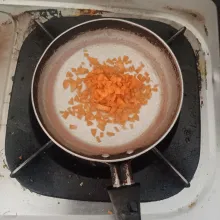 Potong kecil-kecil wortel. Rebus sebentar. Tiriskan