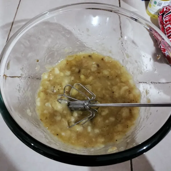 Haluskan pisang sampai lembut.