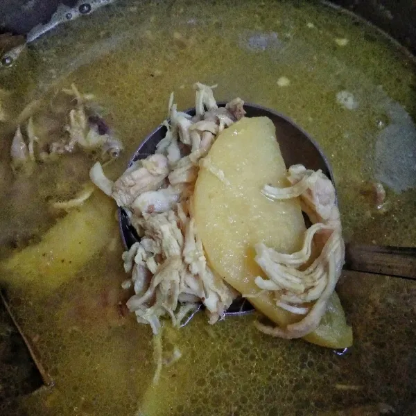 Masukan perasan jeruk nipis, masak sebentar hingga mendidih kembali. Matikan api dan sajikan.