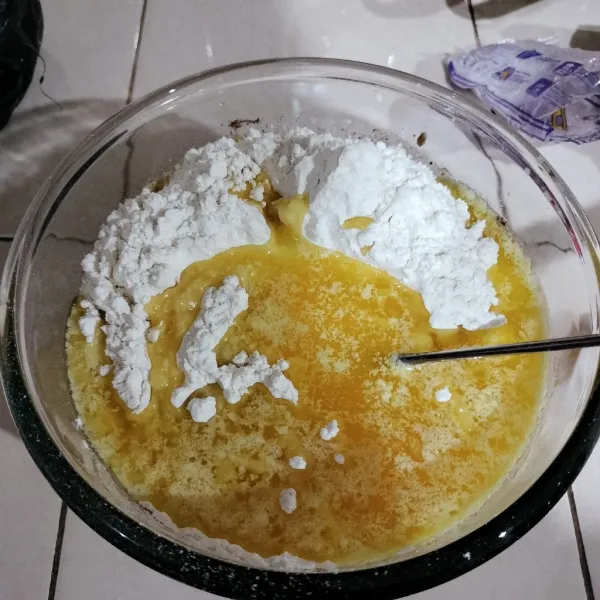Masukkan terigu dan butter cair. Mix kembali.