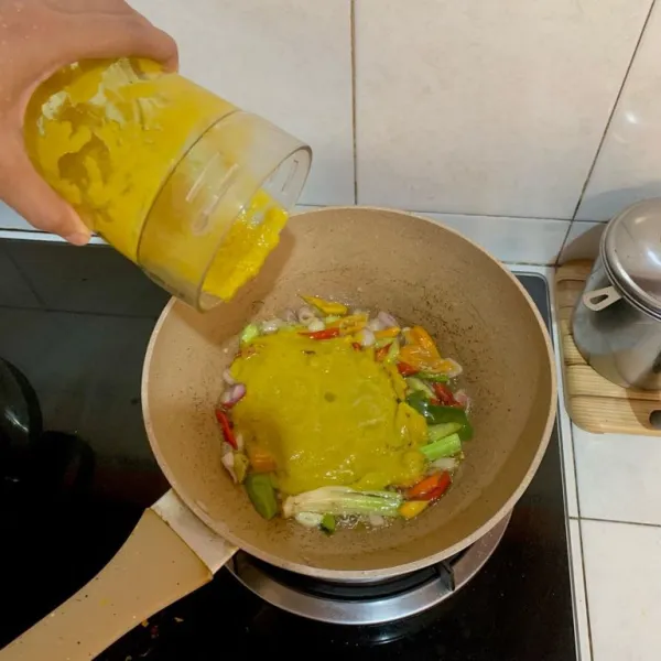 Masukkan bumbu halus .