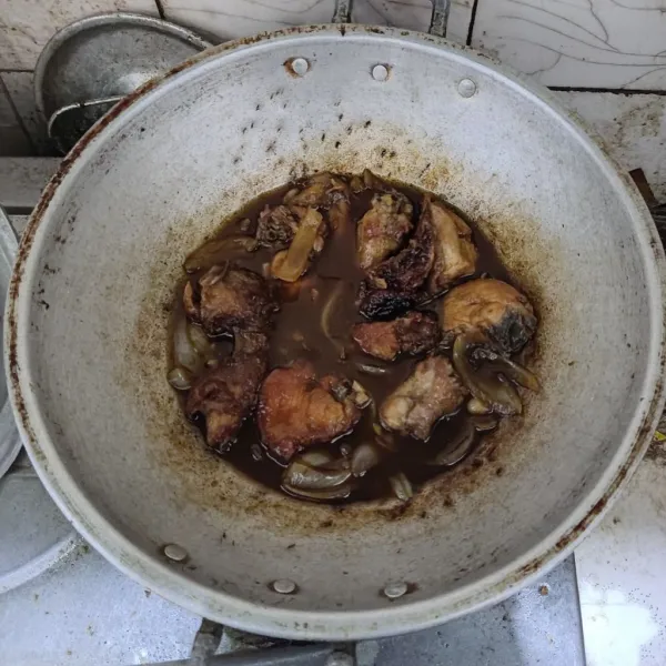 Tutup wajan. Masak hingga air menyusut. Koreksi rasa lalu sajikan.