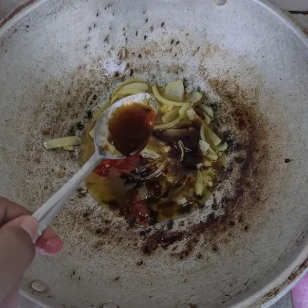 Masukkan saus tiram, saus tomat, saus sambal, kecap manis, kecap inggris dan kaldu bubuk. Aduk hingga tercampur rata.