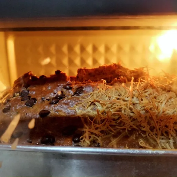 Bake suhu 180' selama 30 menit, lalu turunkan suhu 160' selama 20 menit. Sesuaikan oven masing-masing.