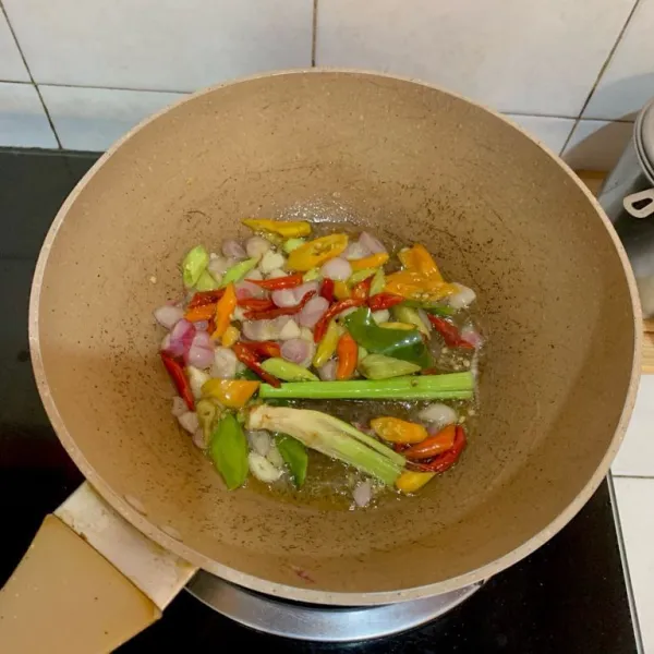 Tumis bumbu yang sudah di iris.