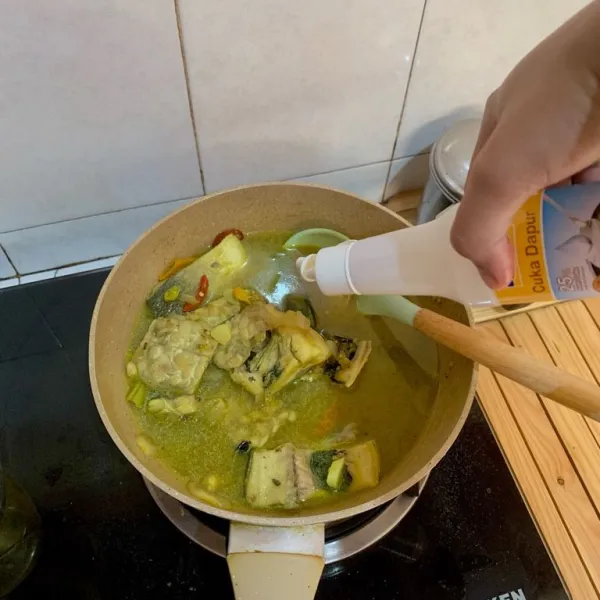Masukkan tempe dan 1 sdt cuka.