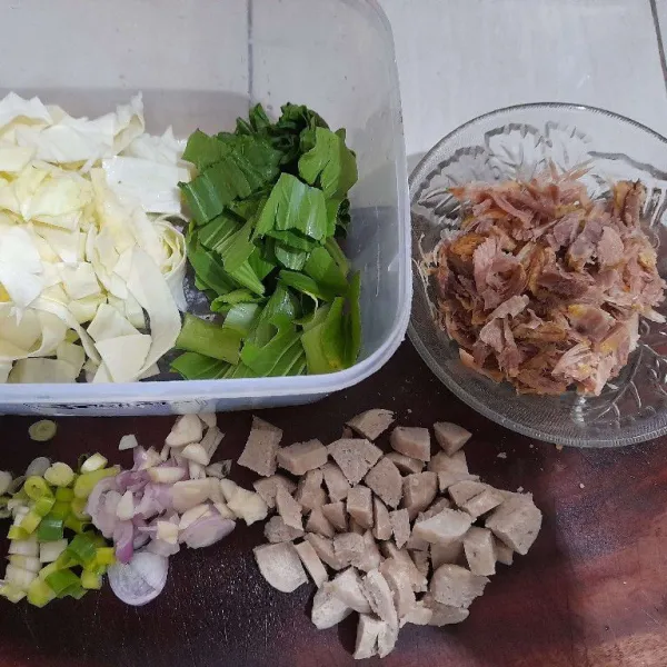 Siapkan bahan-bahan, cuci bersih sayur dan potong-potong, suwir-suwir ayam, iris tipis daun bawang, bawang merah dan bawang putih.