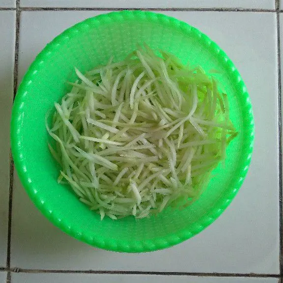 Remas pepaya dan garam (agar getahnya hilang). Bilas dengan air lalu tiriskan.