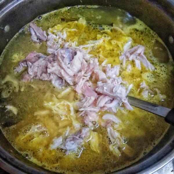 Masukan daging ayam yang sudah di suwir-suwir.