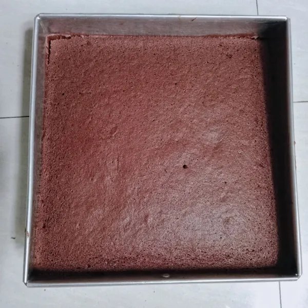 Tuang adonan kedalam loyang kotak ukuran 24x24 cm yang sudah dialasi kertang baking. Lalu panggang hingga matang ± 45 menitan.