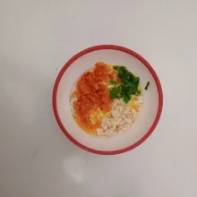 Tambahkan wortel, daun bawang, ayam cincang