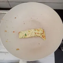 Gulung, lalu potong-potong. Hidangkan dengan nasi hangat