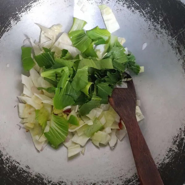 Masukkan sayuran, masak hingga matang, tambahkan ayam dan bakso yang sudah dipotong.