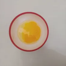 Masukan 1 butir telur ke dalam mangkuk