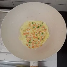 Goreng dalam wajan, jangan terlalu kering supaya mudah menggulung nya