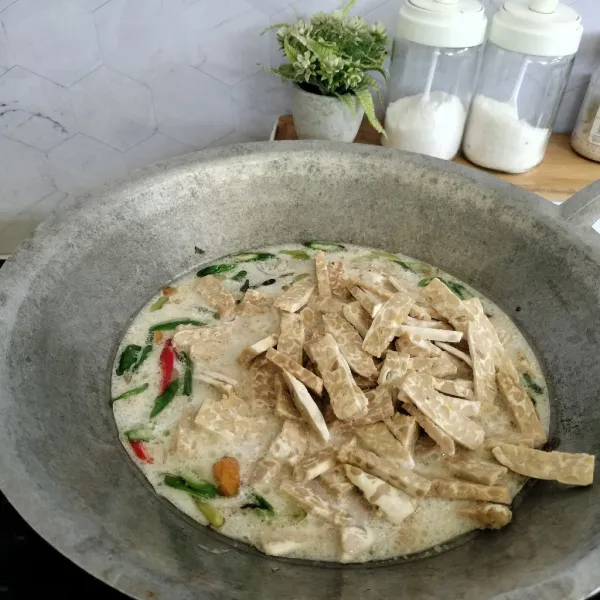 Lalu masukkan santan aduk terus perlahan agar tidak pecah, setelah mendidih masukkan irisan tempe.