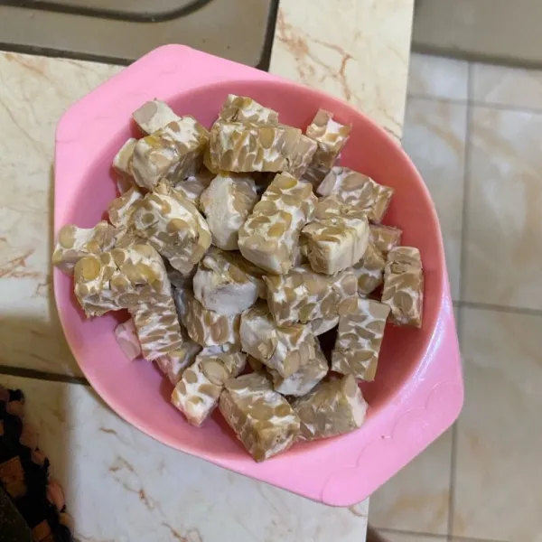Potong dadu tempe.