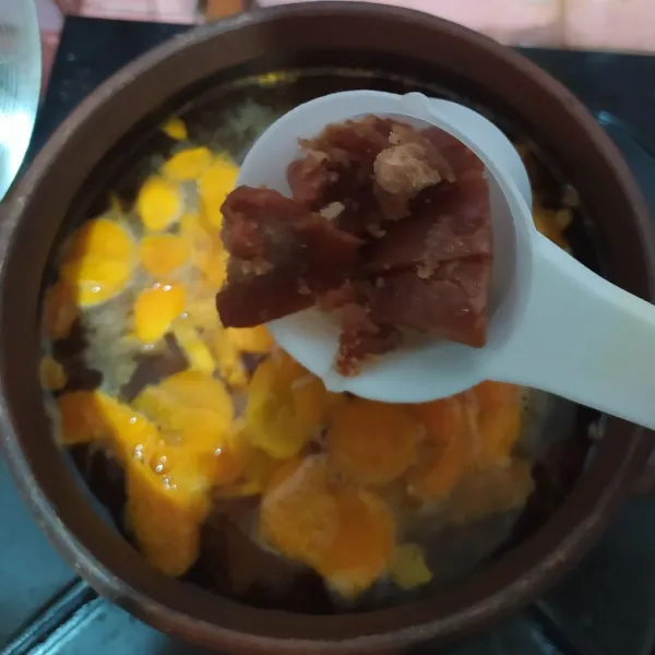 Masak air, kalau sudah panas masukkan irisan kunyit. Kecilkan apinya. Masukkan gula merah, aduk supaya larut.
