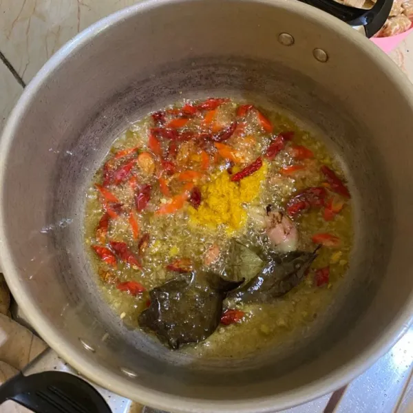 Tumis bumbu halus, cabai iris, lengkuas geprek dan daun salam sampai harum.
