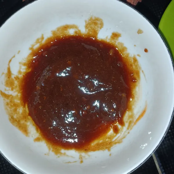 Siapkan bahan saos bumbu bakar, aduk jadi satu.