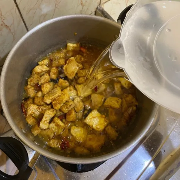 Tambahkan air lalu masak sampai mendidih.