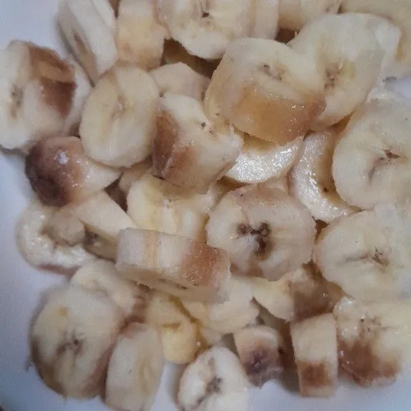 Potong potong pisang lalu sisihkan.