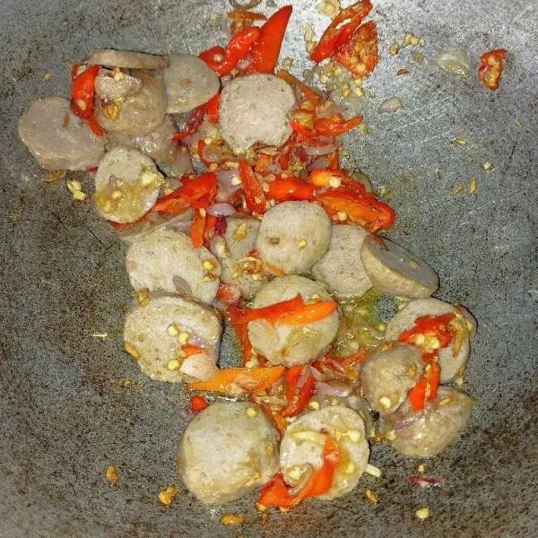 Potong bakso sesuai selera, masukkan dalam bumbu tumis. Aduk hingga bumbu dan bakso tercampur rata.